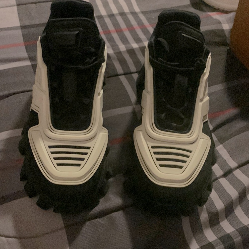Prada 8 1/2